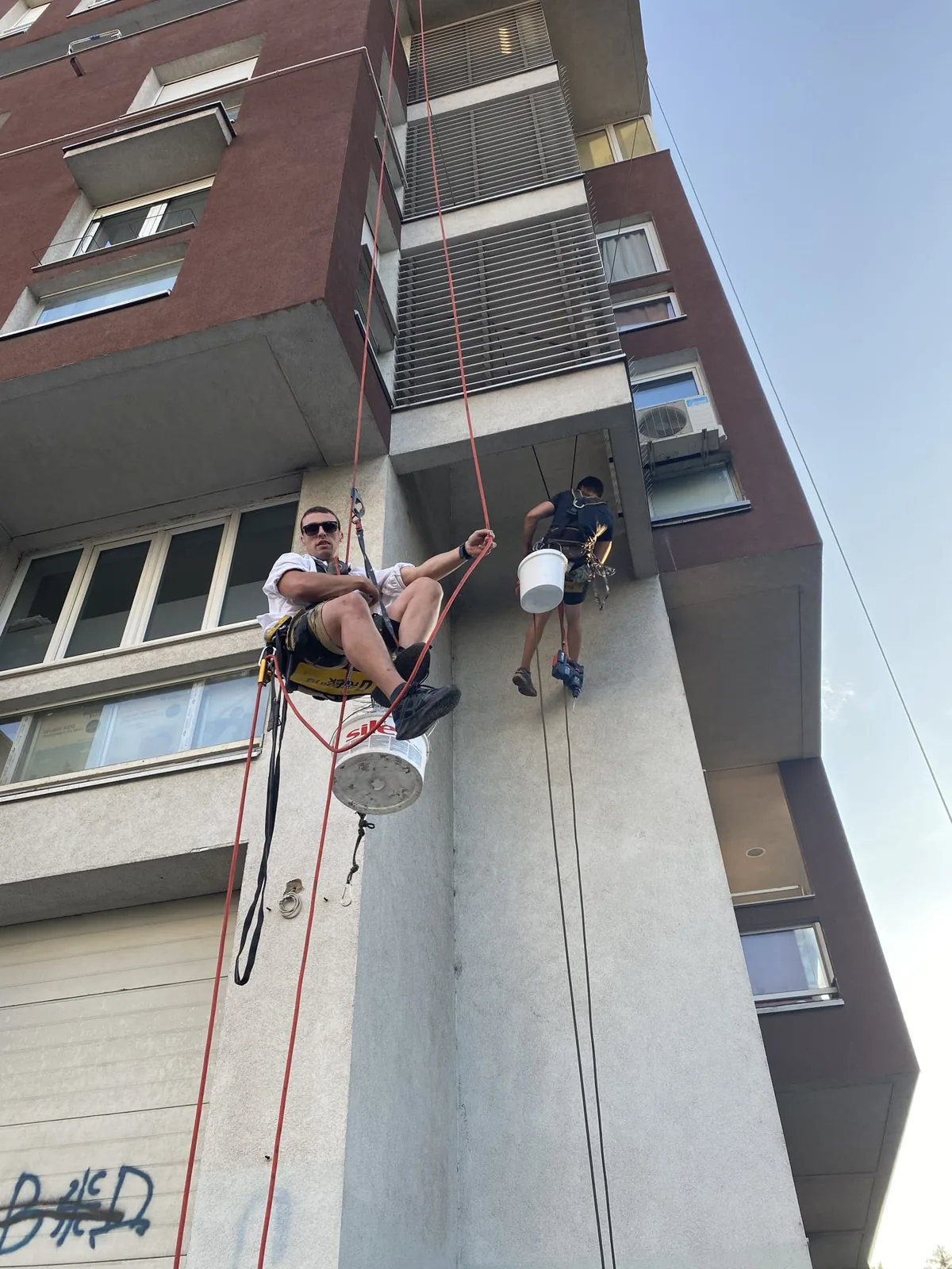 Radnici Visinskog Tima uz alpinističku opremu na fasadi višespratnog objekta