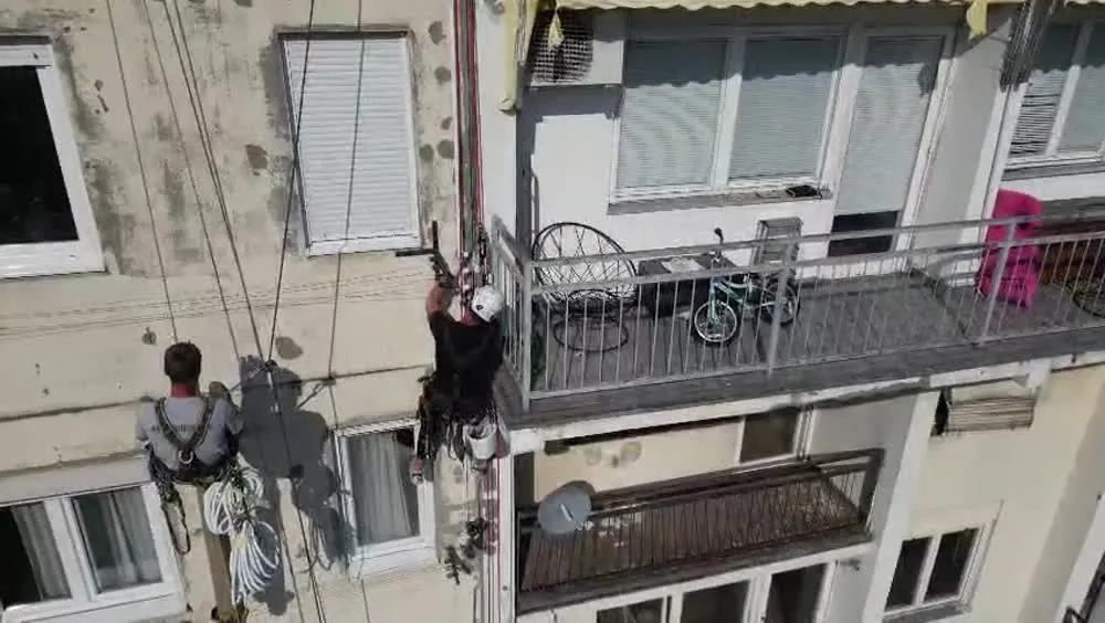 Radovi visinskom tehnikom na fasadi višespratnice